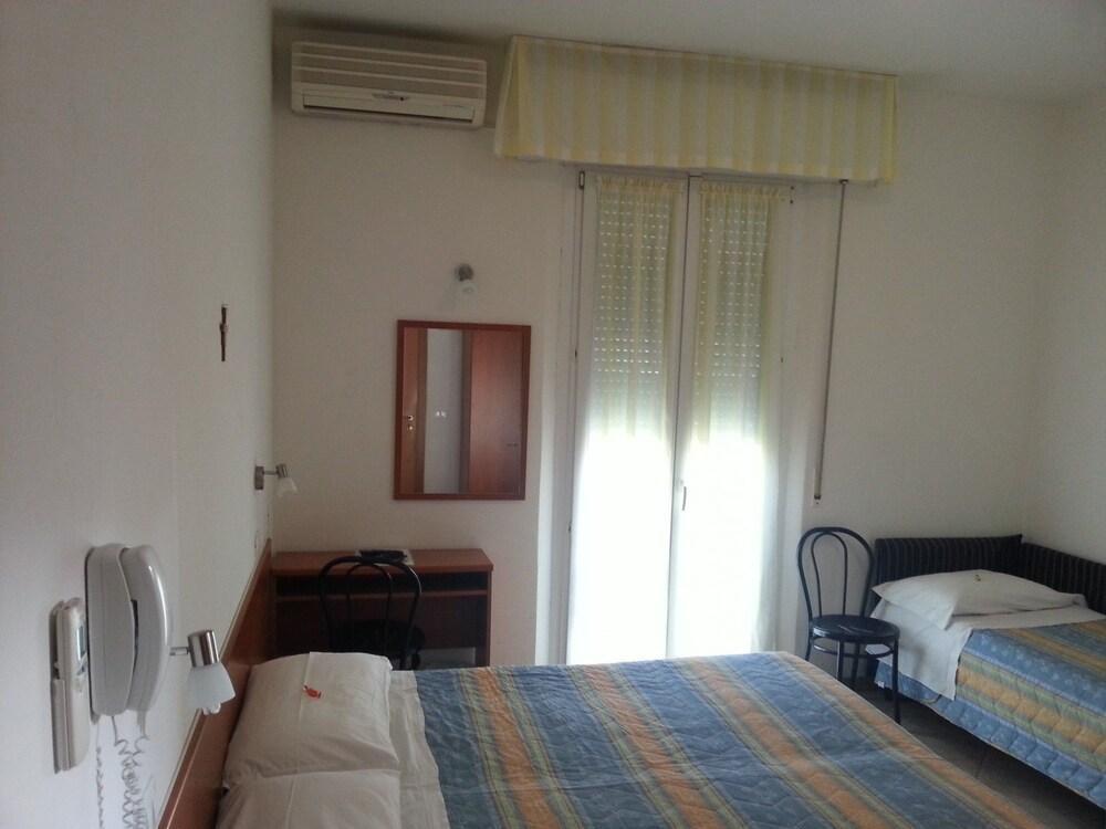 Hotel Trinidad Rimini Exterior photo